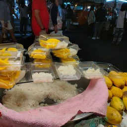 ข้าวเหนียวมะม่วง หน้าบ้าน