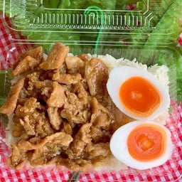 ข้าวหมูหวานไข่ต้ม(กระเทียมพริกไท)