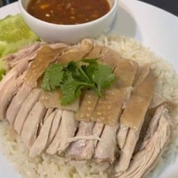 หญิง ข้าวมันไก่