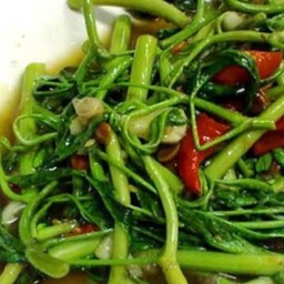 ผัดผักกระเฉดไฟแดง ใส่หมูสามชั้นทอด