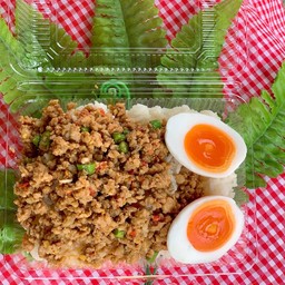 ข้าวกระเพราะหมูสับไข่ต้ม