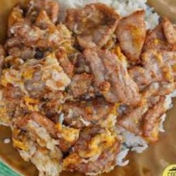 หมูทอดกระเทียมพริกไทยราดข้าวสวย