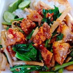 หมูกรอบผัดพริกเผาราดข้าวใส่คะน้าหอมๆไข่ดาว
