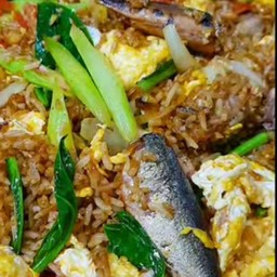 ข้าวผัดปลากระป๋อง