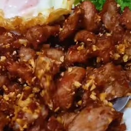 ข้าวหมูทอดกระเทียมพริกไทยไข่ดาว