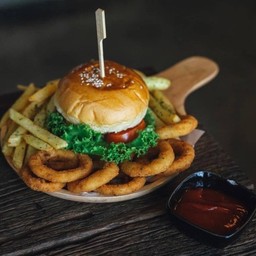 Combo BURGER set เบอเกอร์เนื้อดรายเอจ โบบา + snack set เฟรนฟราย หอมทอด (Free 1 Pepsi ca)