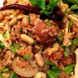 ยำแหนมข้าวทอด (เจ๊หมูเจ้าเก่าวังขนาย)