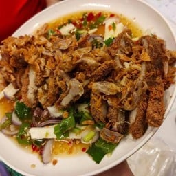 ยำคอหมูทอด