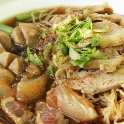 แม่ไฉน ก๋วยเตี๋ยวเนื้อเปื่อย-หมูตุ๋น