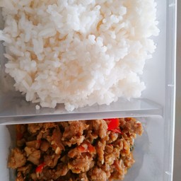 กระเพราหมูหอมๆราดข้าวไข่ดาวหอมๆ