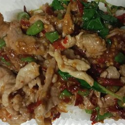 กระเพราหมูชิ้นราดข้าว