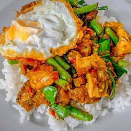 ผัดพริกแกงใบกระเพรา