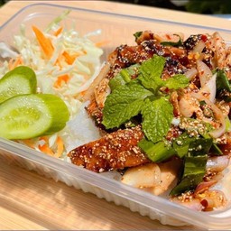 ข้าวน้ำตกไก่ย่าง (Grilled Chicken Spicy Salad with Rice)