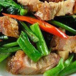 คะน้าปลาเค็ม + หมูกรอบเป็นกับข้าว