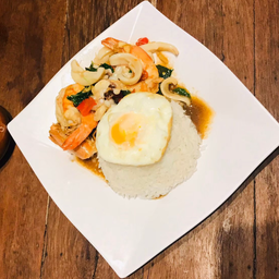 (ราดข้าว)ผัดกะเพราทะเลไข่ดาว