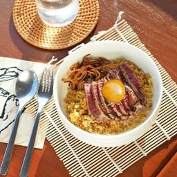 ข้าวผัดแกงกะหรี่วากิวสเต็กไข่ดอง