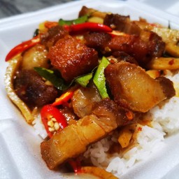 ผัดพริกแกงหมูกรอบราดข้าว
