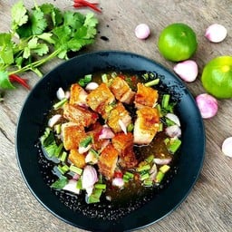 ยำหมูกรอบ (สูตรใหม่!)