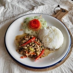 กะเพราเนื้อสับโพนยางคำราดข้าว