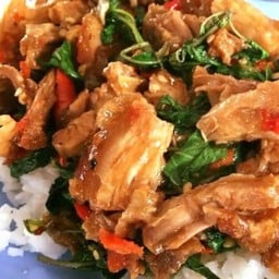 ข้าวกะเพราหมูกรอบ หอมพริกแห้ง (ขายดี)