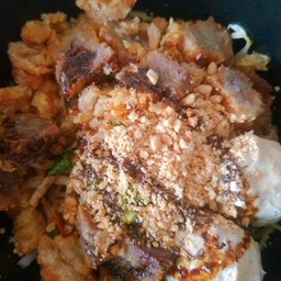 เส้นเล็กแห้งนุ่มๆหมูกรอบต้มยำไข่ต้มพิเศษสุดๆใส่ลูกชิ้นเพิ่ม