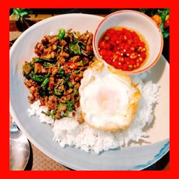 ข้าวกะเพราเนื้อโคขุนไข่ดาว