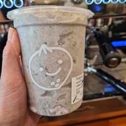 สมูทตี้มะพร้าวเผางาดำพร้อมเนื้อมะพร้าเต๋าหอมนุ่มนิ่ม