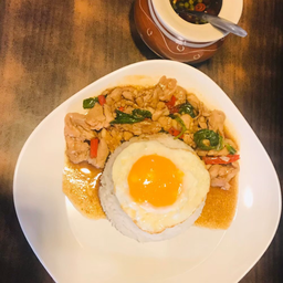 (ราดข้าว)ผัดกะเพราไก่ไข่ดาว