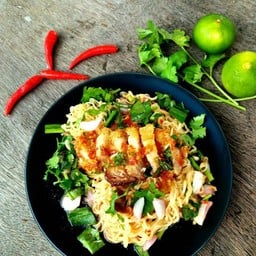 ยำมาม่าหมูกรอบ (สูตรใหม่ เพิ่มเส้น 50%)