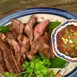 เนื้อย่าง+น้ำจิ้มแจ่ว (กับข้าว)