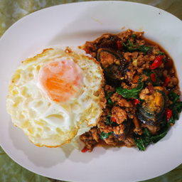 ข้าวกระเพราไข่เยี่ยวม้า