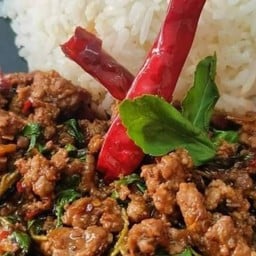 ข้าวกะเพราผู้ชายม้ายไข่ (พริกแห้ง)