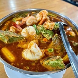 แกงส้มกุ้งผักรวมเพิ่มชะอมไข่ (หม้อไฟ)