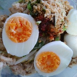 เส้นบะหมี่เกี๊ยวแห้งกากหมูต้มยำไข่ต้มเด็ดๆ