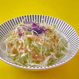 สลัดกะหล่ำฝอยเสิร์ฟพร้อมน้ำสลัดงาญี่ปุ่น