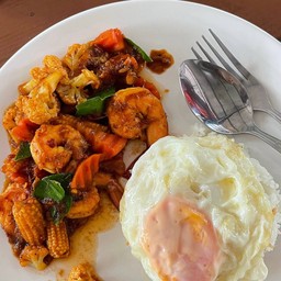 ข้าวผัดพริกแกงผักรวม