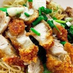 (ธรรมดา) บะหมี่น้ำ หมูกรอบ