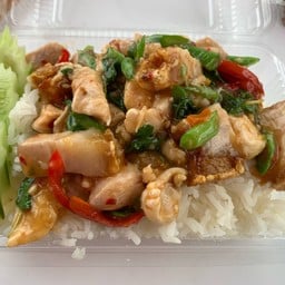 ข้าวกะเพราหมูกรอบปนไก่