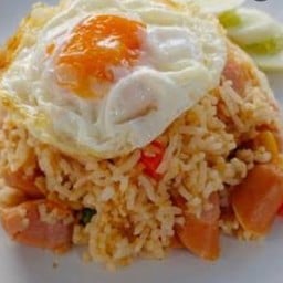 ข้าวผัดไส้กรอก+ไข่ดาว+ไข่เจียว