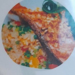 ข้าวผัดแซลมอนย่าง