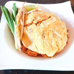 ผัดไทยไข่ห่อ หมู ,ไก่