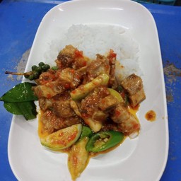 ผัดเผ็ดหมูกรอบ ราดข้าว