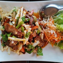 ยำคอหมูย่างยอดมะพร้าว