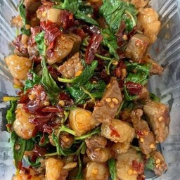หมูกรอบผัดกะเพราพริกแห้ง