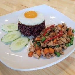ข้าวผัดกระเพราอกไก่+ไข่ดาว