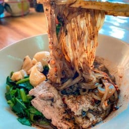 ก๋วยเตี๋ยวเรือไผ่ยักษ์น่าน-น้ำตก-ต้มยำ-เย็นตาโฟ-หมูตุ๋น-เนื้อตุ๋น น่านเจ้า