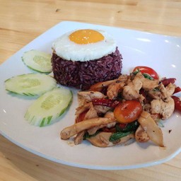 ข้าวอกไก่ผัดพริกแห้งโหระพา+ไข่ดาว