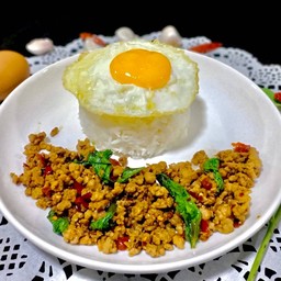 ข้าวกะเพราป่าหมูสับพริกแห้ง+ไข่ดาว