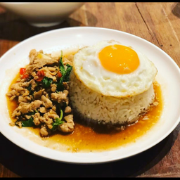 (ราดข้าว)ผัดกะเพราหมูไข่ดาว