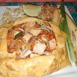 ผัดไทโบราณห่อไข่